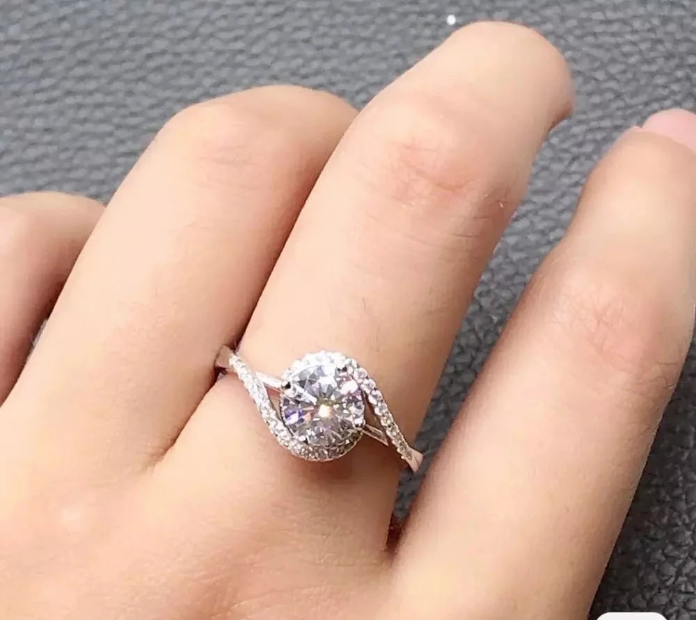 GEM'S BALLET Moissanite Twist Ring – A Twist on Timeless Elegance