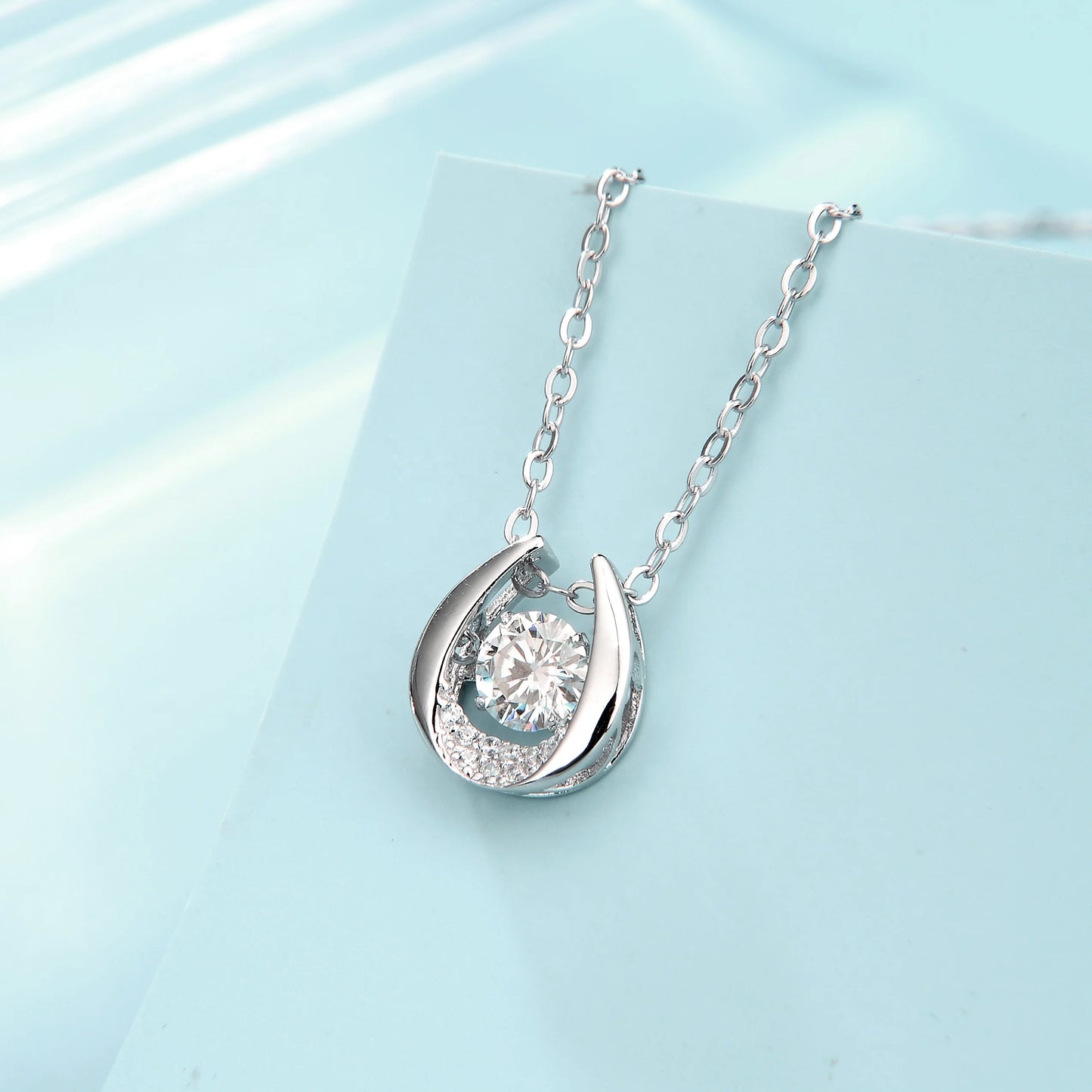 GEM'S BALLET Twinkle Moissanite Pendant – Radiant Elegance