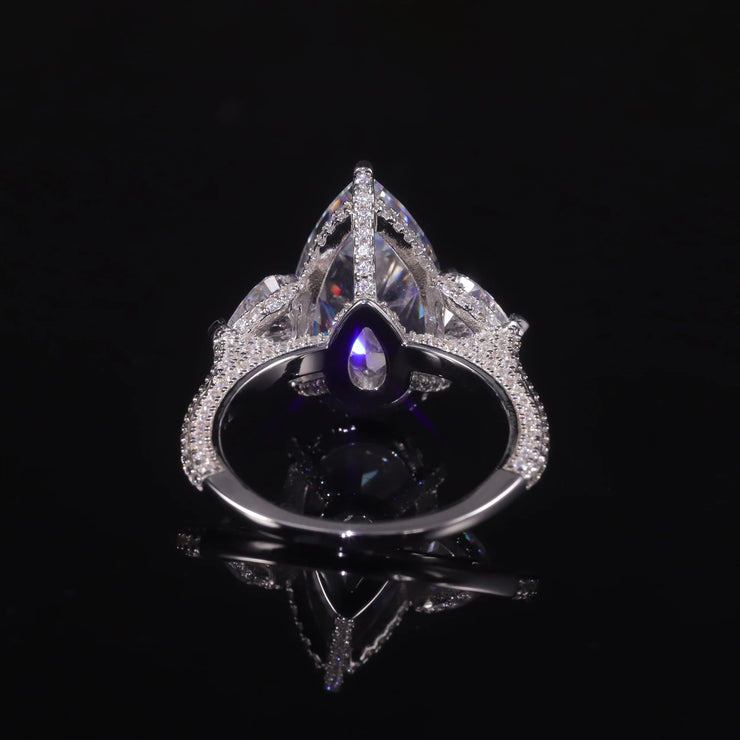 GEM'S BALLET Pear Shape Diamond-fire CZ Cluster Engagement Ring – Elegant Three-Stone Design